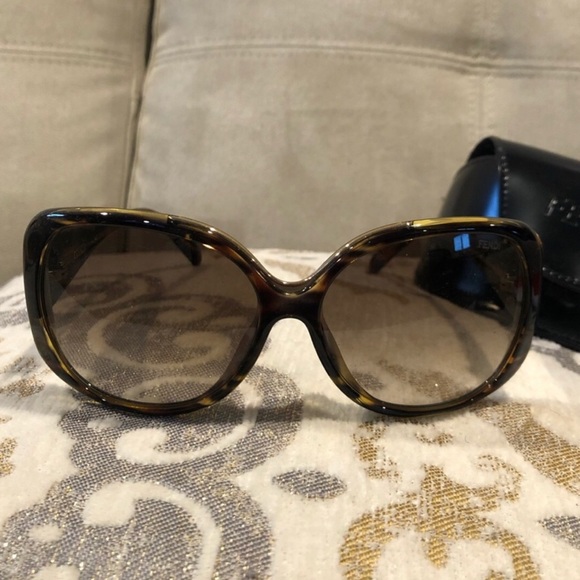 Fendi Accessories - Fendi Oversize Suglasses